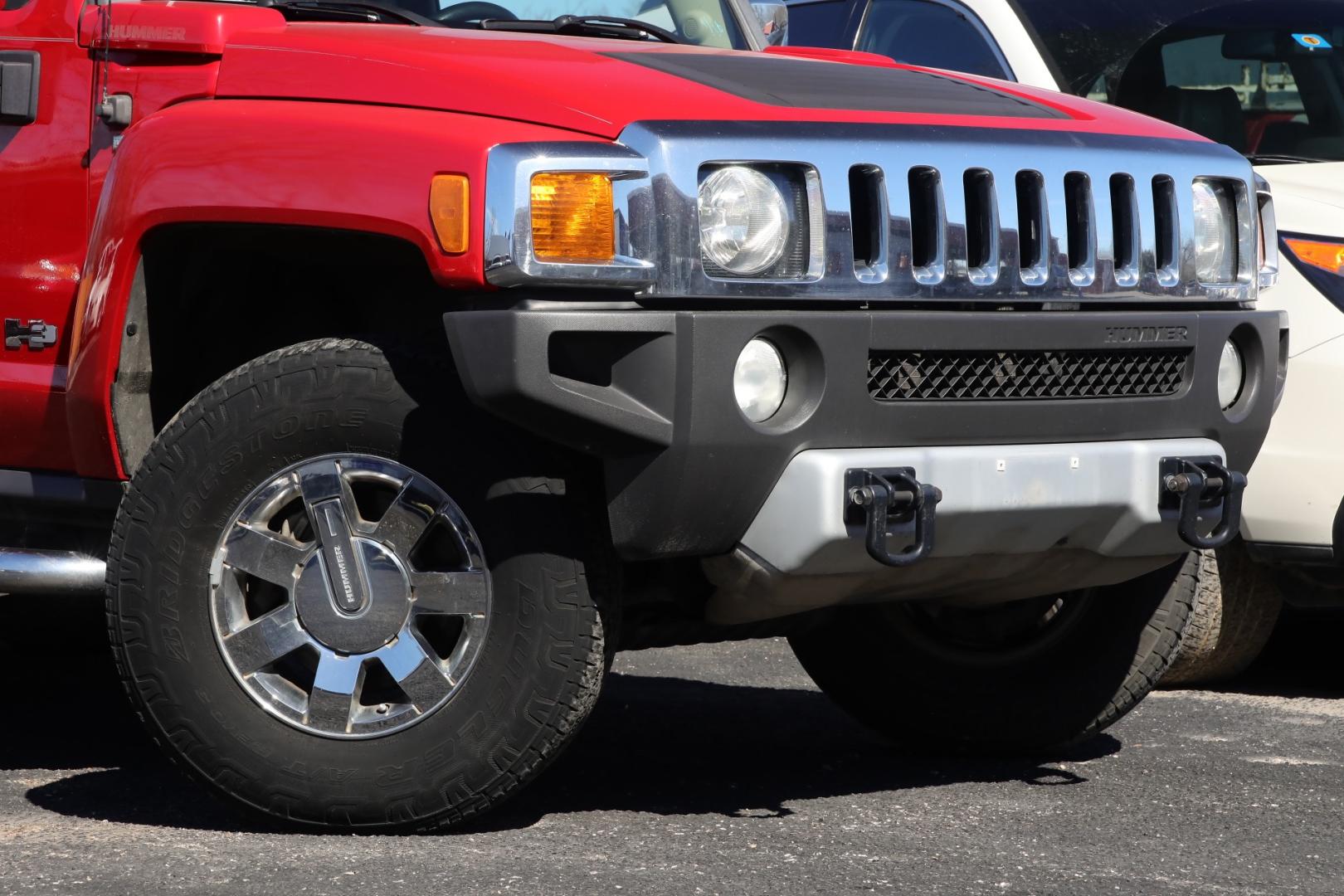 2008 RED HUMMER H3 Base (5GTEN13E188) with an 3.7L L5 DOHC 20V engine, 4-SPEED AUTOMATIC OR 5-SPEED MANUAL transmission, located at 420 E. Kingsbury St., Seguin, TX, 78155, (830) 401-0495, 29.581060, -97.961647 - Photo#2